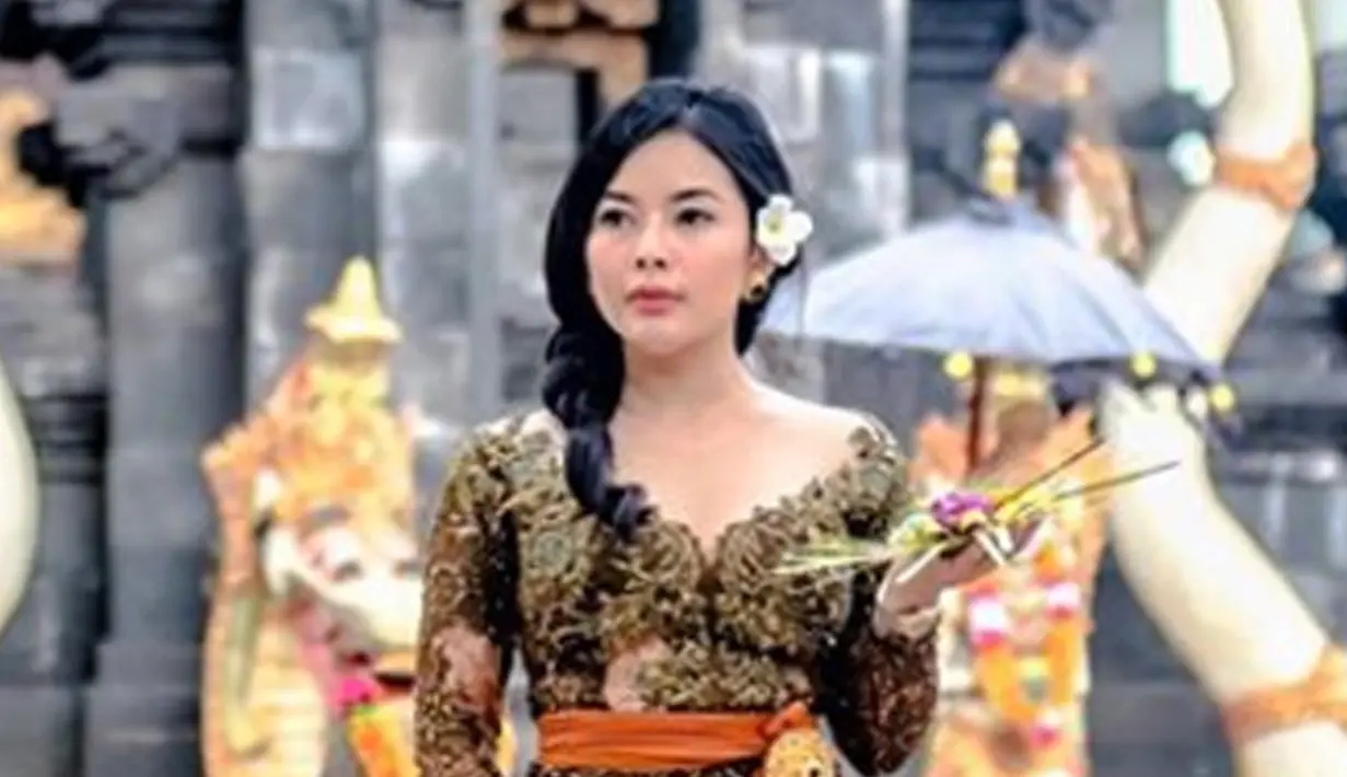 Dengan berbalutkan kebaya, Elvia semakin terlihat cantik dan anggun (Liputan6.com/IG/elviacerolline)