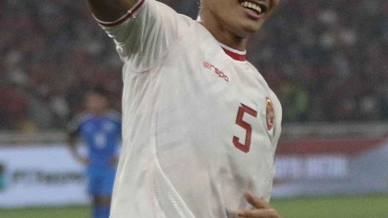 Aksi Rizky Ridho telah berhasil menggandakan kedudukan untuk Indonesia menjadi 2-0. Foto: Liputan6.com / Herman Zakharia<br>