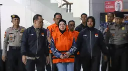 Bupati Sukoharjo Etik Suryani mengenakan rompi tahanan dibawa menuju mobil tahanan usai menjalani pemeriksaan di Gedung Merah Putih KPK, Jakarta, Sabtu (11/7/2026). (KLY/Arie Basuki)