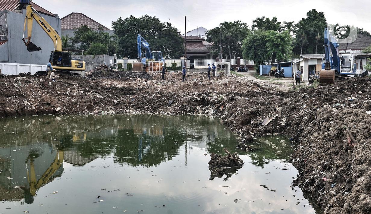 Alat berat menyelesaikan pembuatan Waduk Pilar Jati atau Wirajasa di Cipinang Melayu, Jakarta Timur, Selasa (22/9/2020). Pembuatan waduk yang ditargetkan rampung pada akhir 2020 tersebut diharapkan dapat mencegah banjir yang kerap melanda kawasan Cipinang Melayu. (merdeka.com/Iqbal Nugroho)