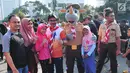 Warga berfoto bersama dengan Ketua Kwartir Nasional (Kwarnas) Gerakan Pramuka Adhyaksa Dault dalam acara aksi Satu Indonesia di area CFD, Bundaran HI, Minggu (30/7). (Liputan6.com/Helmi Afandi)