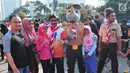 Warga berfoto bersama dengan Ketua Kwartir Nasional (Kwarnas) Gerakan Pramuka Adhyaksa Dault dalam acara aksi Satu Indonesia di area CFD, Bundaran HI, Minggu (30/7). (Liputan6.com/Helmi Afandi)