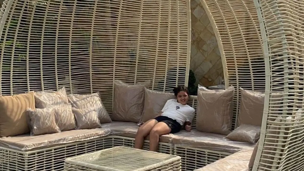 Nyaman dan Asri, Ada Tempat Tidur Rotan di Halaman Belakang Rumah Krisdayanti