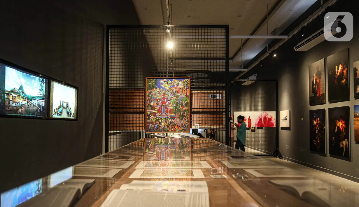 Pengunjung melihat karya seni dalam pameran bertajuk Para Sekutu yang Tidak Bisa Berkata Tidak di Galeri Nasional Indonesia, Jakarta, Jumat (28/1/2022). Pameran diinisasi oleh Galeri Nasional Indonesia dan Goethe-Institut Indonesien berlangsung hingga 27 Februari 2022. (Liputan6.com/Faizal Fanani)
