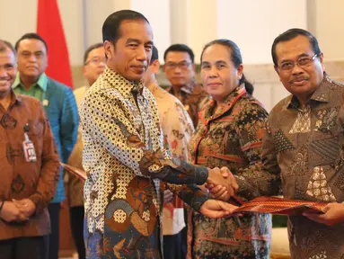 Presiden Joko Widodo bersalaman dengan 	Jaksa Agung HM Prasetyo usai menyerahkan dokumen Strategi Nasional (Stranas) Pencegahan Korupsi di Istana Negara, Jakarta, Rabu (13/3). (Liputan6.com/Angga Yuniar)