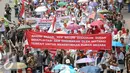 Massa dari keluarga Pejuang dan Penghuni Rumah Negara membentangkan spanduk saat menggelar aksi unjuk rasa, Jakarta, Senin (9/11/2015). Mereka menolak RPP tentang rumah negara PP NO 40 tahun 94 & PP No. 31 Tahun 2005. (Liputan6.com/Faizal Fanani)