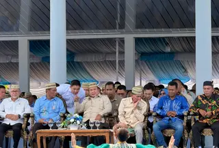 Kedatangan Prabowo disambut antusias oleh puluhan ribu masyarakat dan peserta yang hadir. (Liputan6.com/Lizsa Egeham)