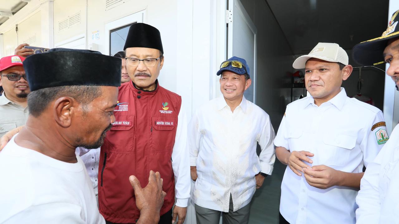 Kasatgas PRR Pascabencana Sumatera Tito Karnavian dan Mensos Gus Ipul meninjau hunian sementara