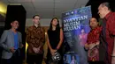Aktris Adinia Wirasti (tengah) berbincang dengan Sekjen PMI Ritola Tasmaya (kanan) bersama Kepala Pusdatin dan Humas BNPB Sutopo Purwo Nugroho saat penayangan perdana film Nyanyian Musim Hujan di Jakarta, (29/1/2015). (Liputan6.com/Faisal R Syam)
