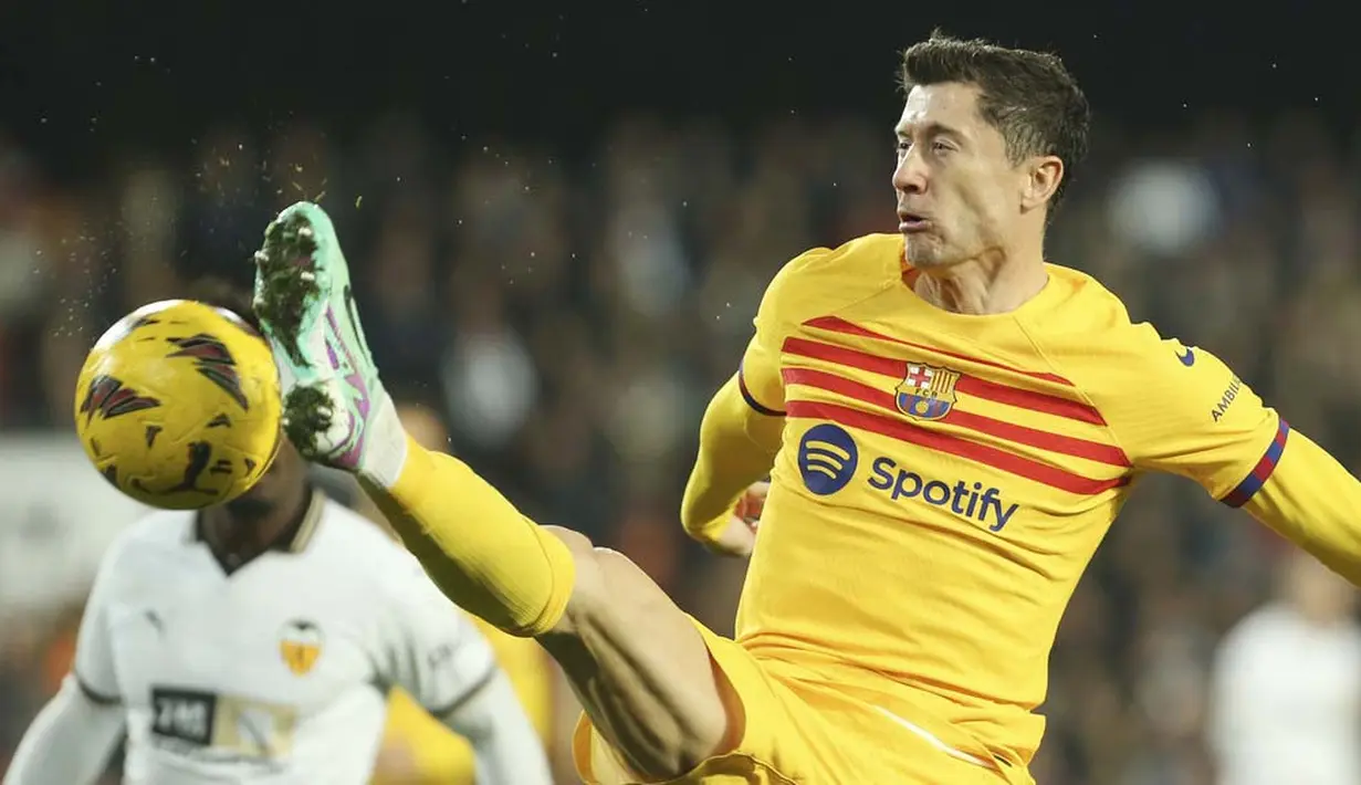 Pemain Barcelona, Robert Lewandowski, berusaha mengontrol bola saat melawan Valencia pada laga pekan ke-17 La Liga 2023/2024 di Stadion Mestalla, Minggu (17/12/2023). Raihan satu poin tentu tidak cukup ideal. Barcelona kini berada di posisi ketiga klasemen La Liga dengan 35 poin. (AP Photo/Alberto Saiz)