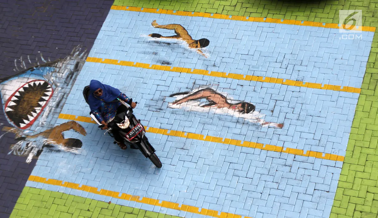 Pengendara melintasi mural yang menghiasi halaman depan Kantor Kelurahan Tegal Alur, Jakarta Barat, Rabu (18/4). Mural tersebut dibuat sebagai media informasi adanya Asian Games 2018. (Liputan6.com/Arya Manggala)