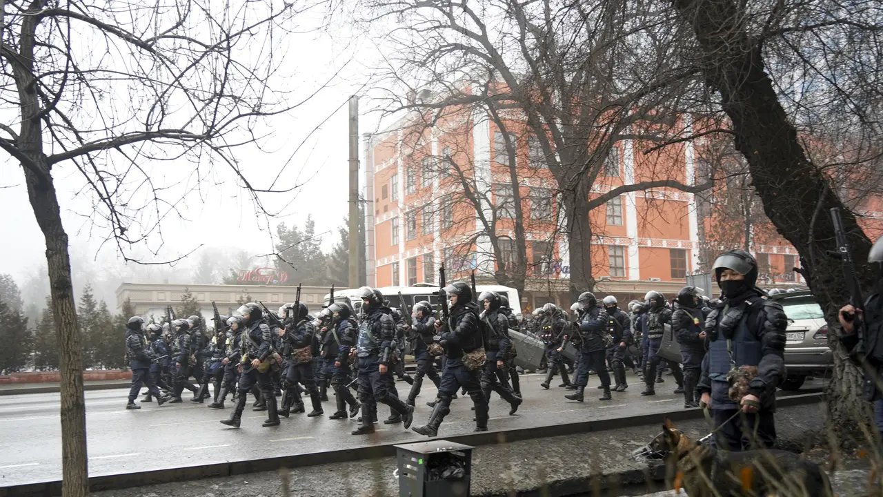 Bentrokan Polisi dan Demonstran di Kazakhstan
