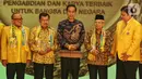 Presiden Joko Widodo (tengah), Wapres Ma'ruf Amin (kedua kanan), Wapres ke-10 dan ke-12 Jusuf Kalla (kedua kiri), Ketum Golkar Airlangga Hartarto (kanan), dan Ketua Dewan Pembina Golkar Aburizal Bakrie (kiri) dalam peringatan HUT ke-55 Golkar di Jakarta, Rabu (6/11/2019). (Liputan6.com/JohanTallo)