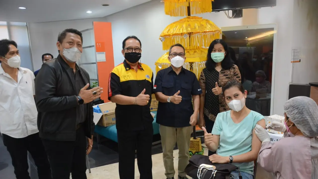 Vaksinasi Pekerja Perbankan di Denpasar