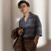 Anti monoton, kombinasi kemeja motif warna biru navy yang dipadukan celana motif warna cokelat bisa kamu coba. Stylish! (Instagram/ardhitopramono).