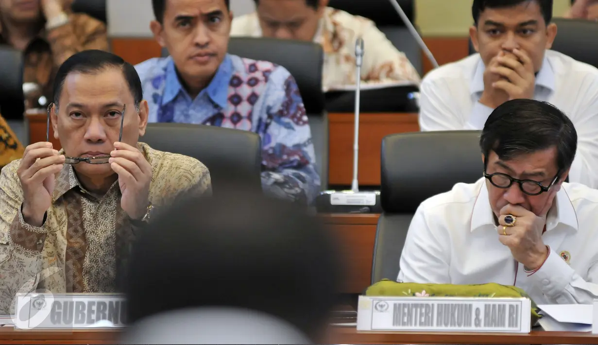 Gubernur BI Agus Martowardojo dan Menkumham Yasonna Laoly menghadiri rapat kerja dengan Banggar DPR di kompleks Parlemen, Jakarta, Selasa (21/6). Rapat terkait pembahasan postur sementara RUU tentang perubahan APBN tahun 2016. (Liputan6.com/Johan Tallo)