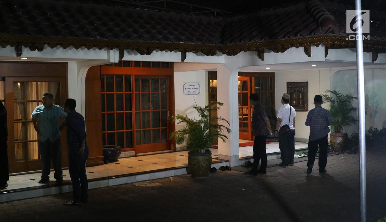 Sejumlah orang melakukan persiapan untuk menyambut jenazah almarhum Presiden RI ke-3 BJ Habibie di kediamannya di Patra Kuningan, Jakarta Selatan, Rabu (11/9/2019). BJ Habibie meninggal dunia setelah menjalani perawatan di RSPAD. (Liputan6.com/Angga Yuniar)