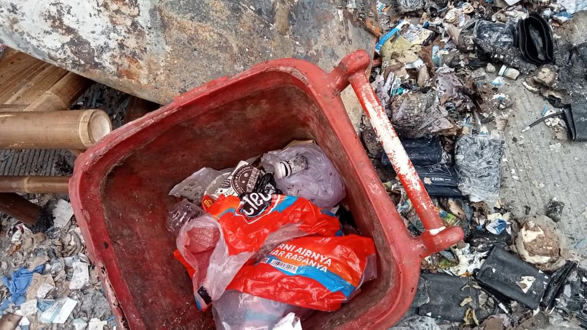 Rumah kontrakan tempat gudang alat kesehatan di matraman jakarta timur, Selasa (6/10). (merdeka.com/Auria Setiarum Cahayani).