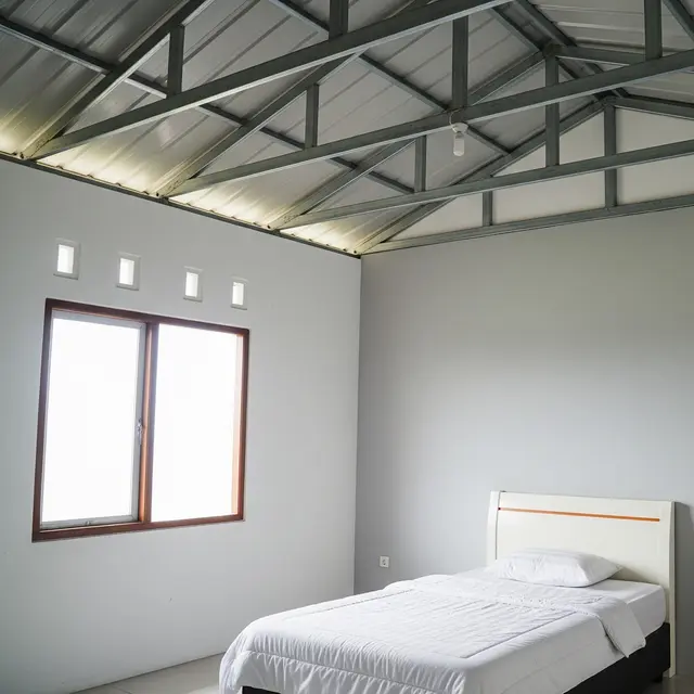 Kamar dengan Warna Terang dan Dekorasi Natural