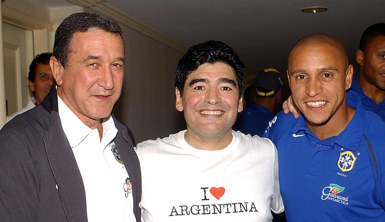 (6/6/2005) - Diego Maradona (tengah) berfoto bersama pelatih Brasil, Carlos Alberto Parreira (kiri) dan bek Brasil, Roberto Carlos di sebuah hotel di Buenos Aires, Argentina menjelang pertemuan Argentina dan Brasil dalam Kualifikasi Piala Dunia 2006. (AFP/Nilton Santos/CBF)