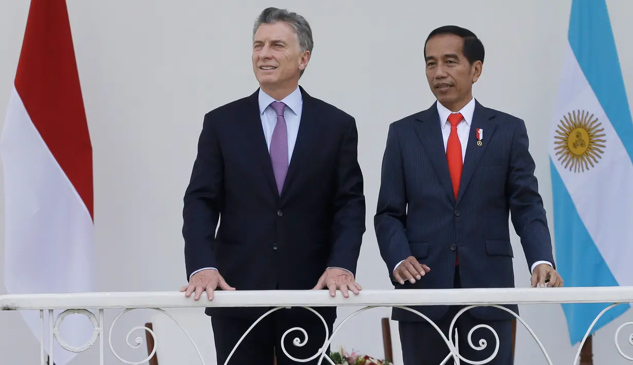 Presiden Joko Widodo (kanan) berbincang dengan Presiden Argentina Mauricio Macri di Istana Bogor, Rabu (26/6/2019). Presiden Jokowi dan Presiden Mauricio Macri dijadwalkan melangsungkan pertemuan empat mata, pertemuan bilateral serta melakukan pernyataan pers bersama. (AP/Achmad Ibrahim)