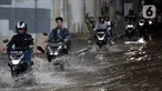 Pengendara melintasi genangan banjir di Jalan Ciledug Raya, kawasan Pasar Cipulir, Jakarta Selatan, Jumat (28/4/2023). (Liputan6.com/Johan Tallo)