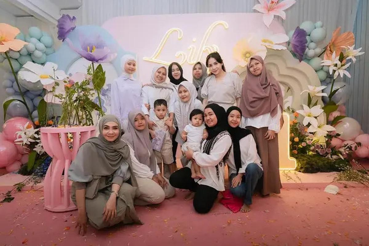 8 Potret Kompak Tiga Pengasuh Anak Raffi Ahmad di Berbagai Momen, Tampil Stylish Khas Keluarga Sultan Andara