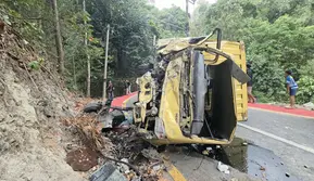 Evakuasi Dramatis Sopir Truk Terjepit Usai Hantam Tebing di Sukabumi