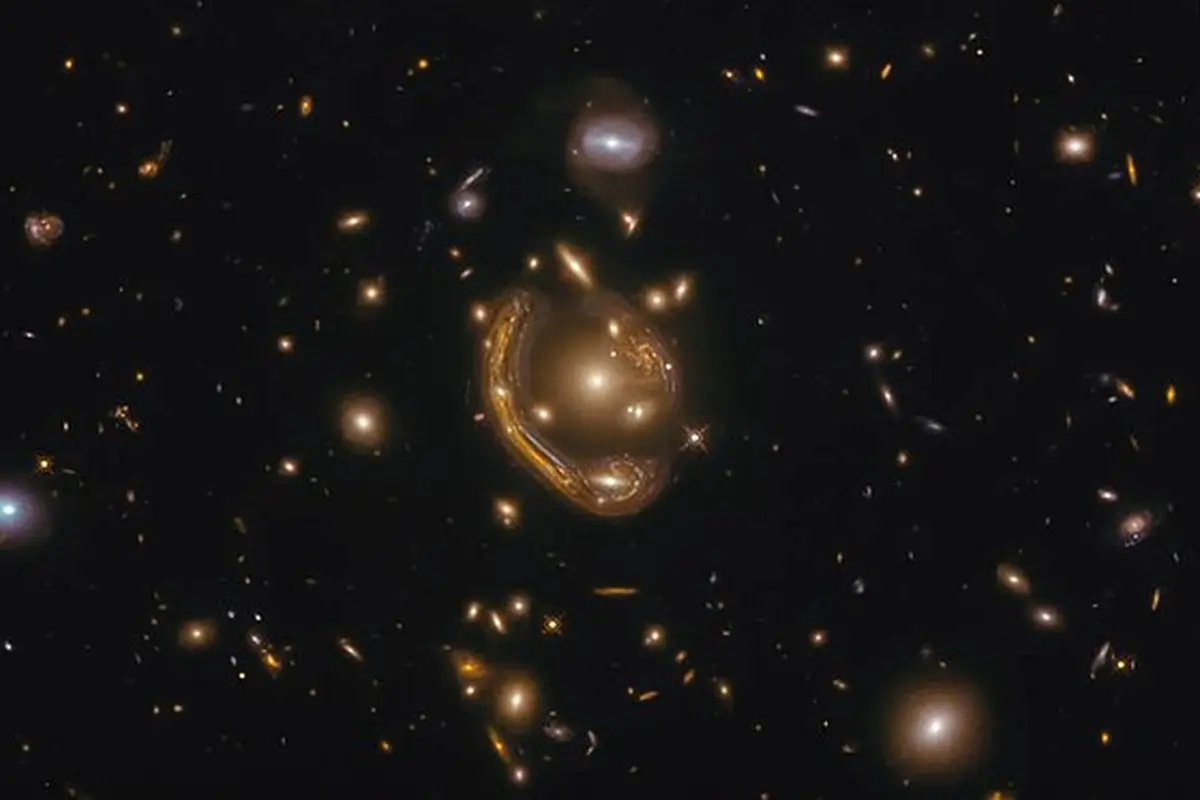 Cincin Einstein (Sumber: Wikimedia Commons)