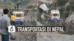 Dengan alat katrol seperti pada permainan flying fox, mobil van itu tergantung dan berjalan perlahan ke ujung tebing.
