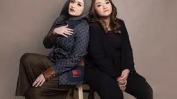 Sebagai yang tertua, Nathalie menjadi tulang punggung yang menghidupi adik-adiknya. Namun sebaliknya, sang adik juga berusaha untuk menjaga dan memberikan dukungan terbaiknya untuk Nathalie di masa sulit seperti saat ini. (instagram/nathalieholscher/creatinkmoment)