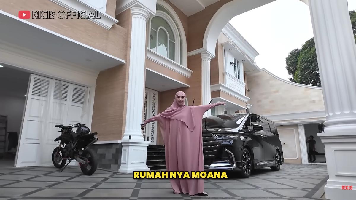 6 Potret Fasad Depan Rumah Ria Ricis, Hadirkan Nuansa Megah Bergaya Klasik Modern