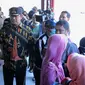 Wali Kota Semarang Hendrar Prihadi memberikan cairan hand sanitizer di Halte BRT.