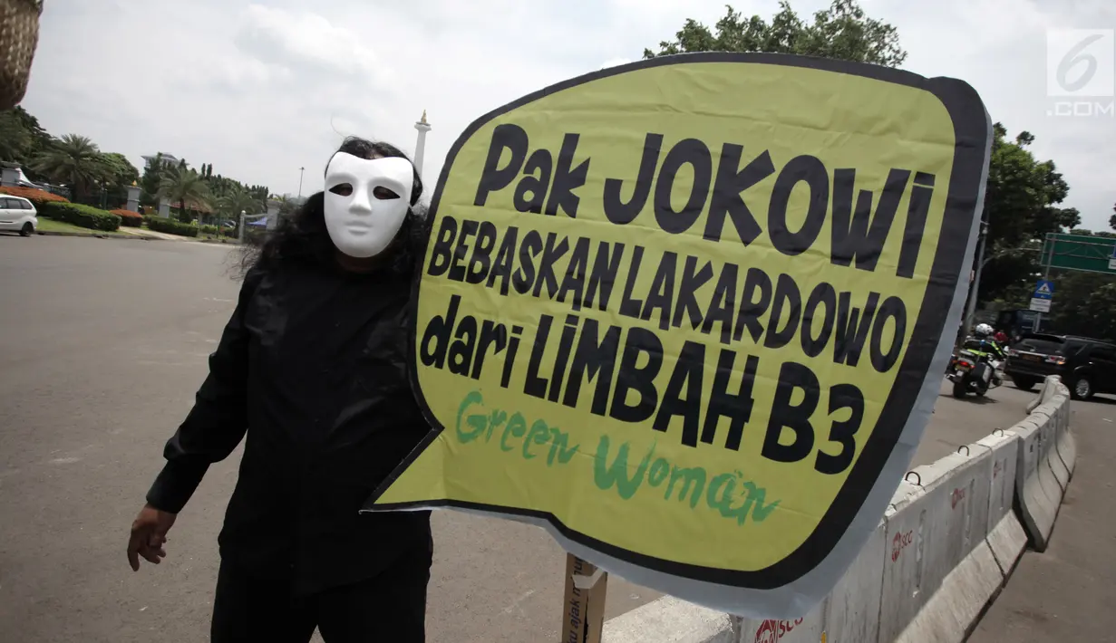 Aktivis Gerakan Perempuan Lakardowo Mandiri (Green Woman) saat aksi di depan Istana Negara, Jakarta, Kamis (1/2). Mereka meminta Presiden Jokowi membebaskan limbah B3 yang mencemari Lakardowo, Jetis, Mojokerto, Jawa Timur. (Liputan6.com/Arya Manggala)