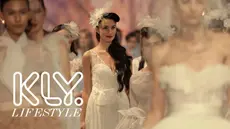 Menampilkan 53 gaun, Fetty Rusli menghadirkan cocktail dress, wedding gown, dan evening gown dengan perpaduan nuansa street fashion dan tahun 50-an.