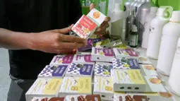 PT Kilang Pertamina Internasional (KPI) unit Plaju memberdayakan sejumlah pemuda yang tergabung dalam Kelompok Anak Kreatif untuk Bangsa (Ankubas) untuk mengolah eceng gondok menjadi produk bernilai ekonomi. (Liputan6.com/Herman Zakharia)