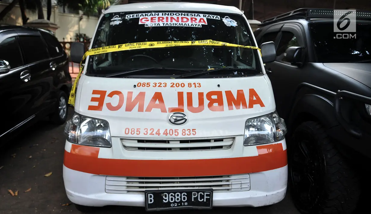 Penampakan ambulans Partai Gerindra yang diamankan polisi terparkir di halaman Mapolda Metro Jaya, Jakarta, Kamis (23/5/2019). Ambulans milik Partai Gerindra Tasikmalaya berpelat nomor B 9686 PCF tersebut diamankan polisi karena diduga mengangkut batu dalam Aksi 22 Mei. (merdeka.com/Iqbal Nugroho)