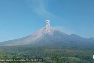 Gunung Semeru Erupsi 22 Kali Dalam 6 Jam, Warga Dilarang Mendekat Radius 13 Km