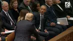 Kejadian unik terlihat saat Presiden Trump mendatangi acara penghormatan pada Presiden Bush. Trump hanya menyalami keluarga Obama tapi tidak keluarga Clinton.
