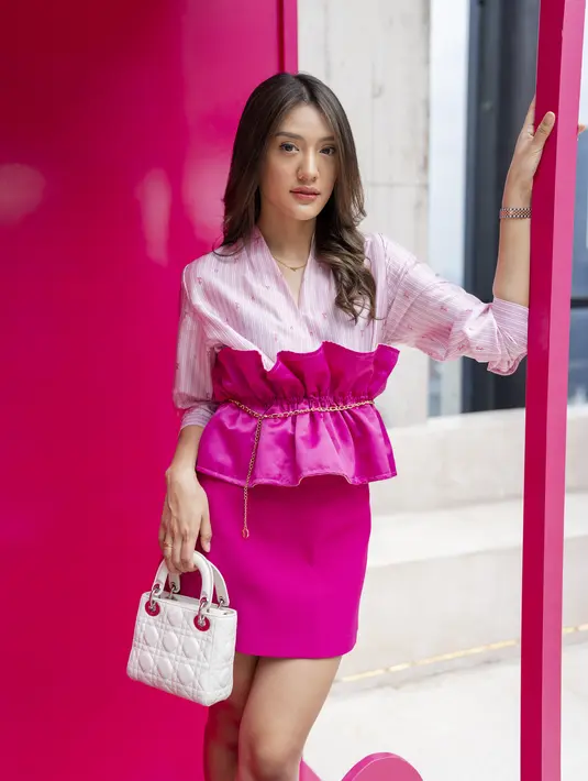 Anisa Aziza tampil feminin dengan padukan kemeja Barbie, rok mini, dan ruffle obi (Barbie x Ayu Lestari)
