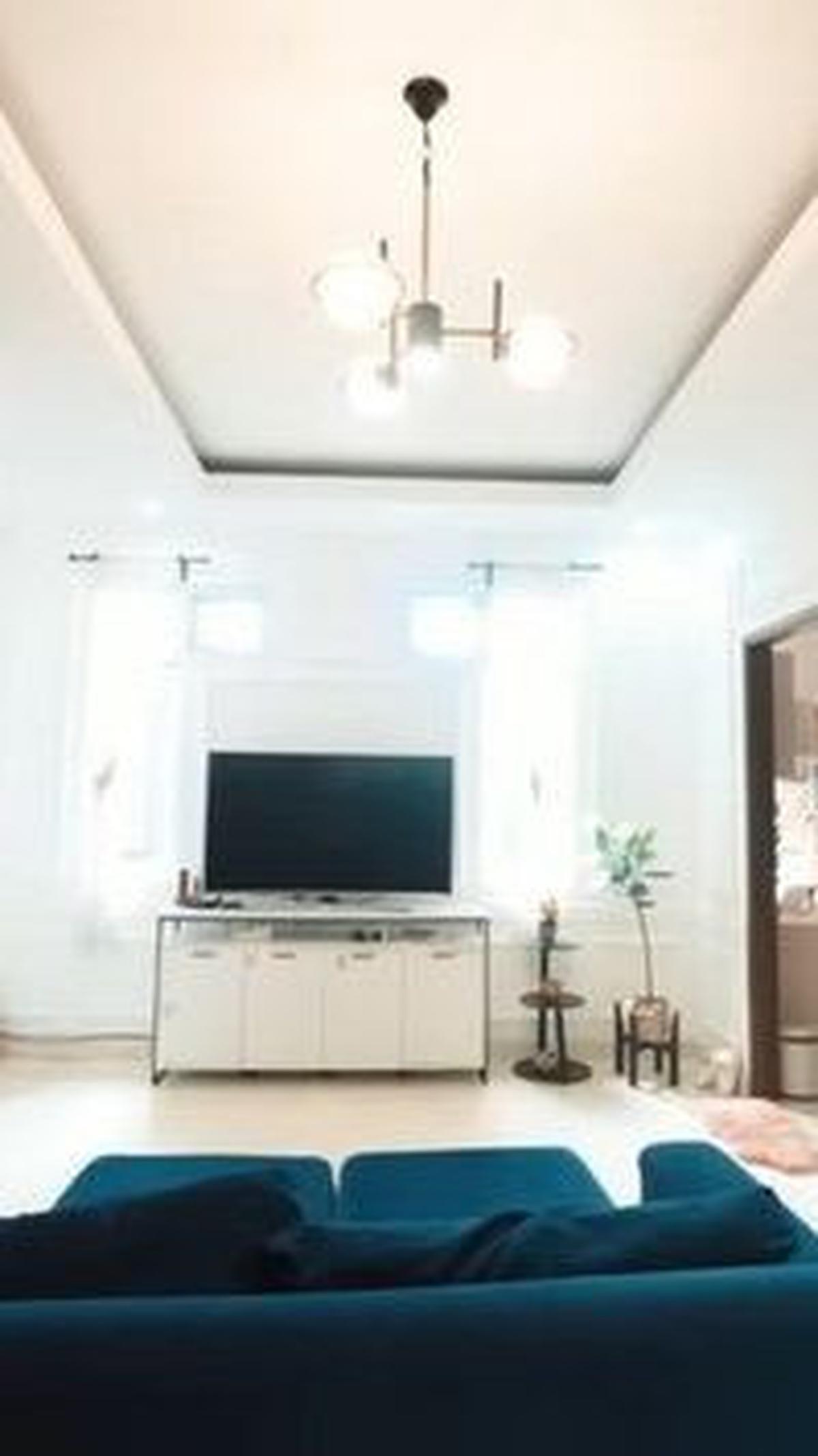 Kemewahan dan kenyamanan juga terpancar di ruang keluarga. Di lorong di antara kamar-kamar, Abdel meletakkan sofa dengan nuansa biru dan TV layar datar yang cukup lebar.