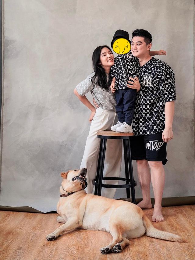 Jarang Tersorot, Ini 6 Potret Mesra Chef Arnold dan Istri