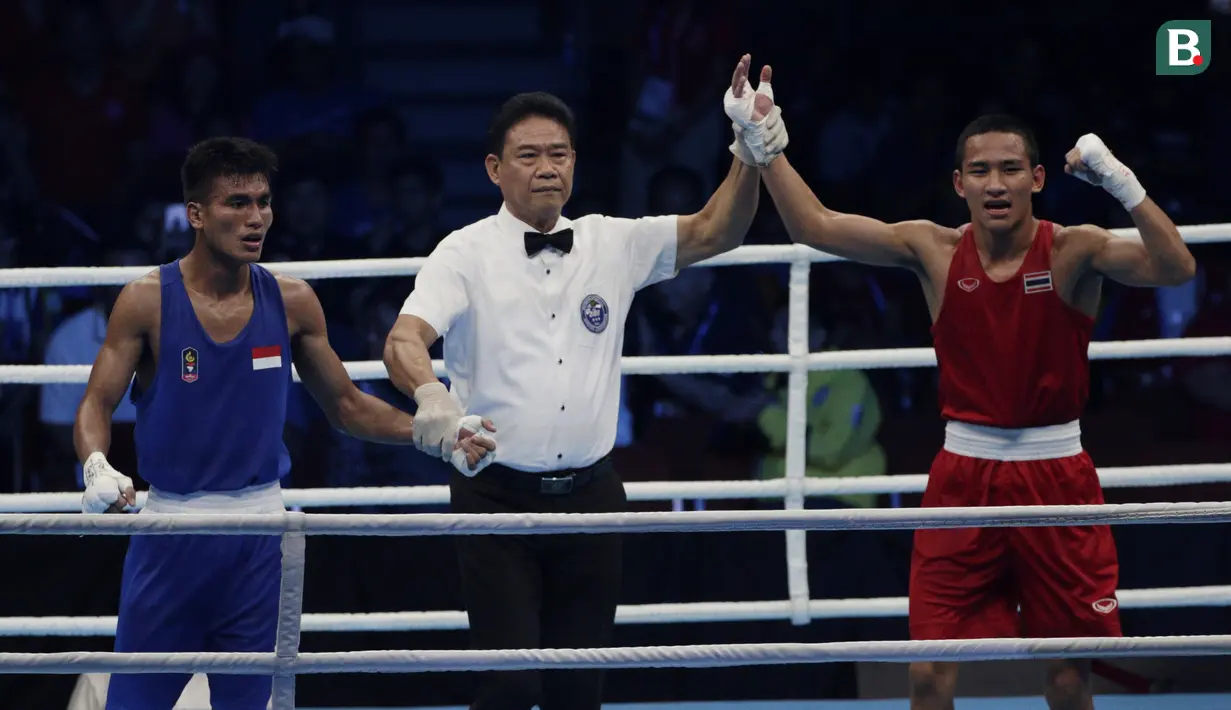 Petinju Indonesia, Farrand Papendang, kalah dari petinju Thailand, Khunatip Pidnuch, pada semifinal kelas 60 kg SEA Games 2019 di PICC Forum, Manila, Minggu (8/12). Farrand kalah dengan poin 139-146. (Bola.com/M Iqbal Ichsan)