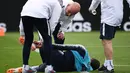 Penyerang timnas Prancis, Kylian Mbappe mendapat perawatan darurat setelah mengalami cedera pada sesi latihan menjelang Piala Dunia 2018 di Istra, Rusia, Selasa (12/6). Mbappe terkapar kesakitan setelah berebut bola dengan Adil Rami. (AFP/FRANCK FIFE)