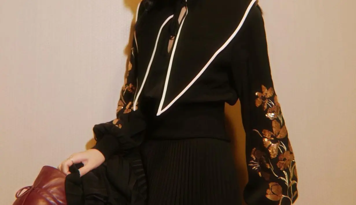 Gaya rambut juga memiliki andil membuat tampilan dress hitam berpotongan vintage lebih semarak (Foto: Instagram @isyanasarasvati)