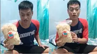 Viral, Video Mantan Kiper Timnas Kurnia Meiga Kini Jualan Keripik dan Jersey (sumber: TikTok/@kurniameiga_1)