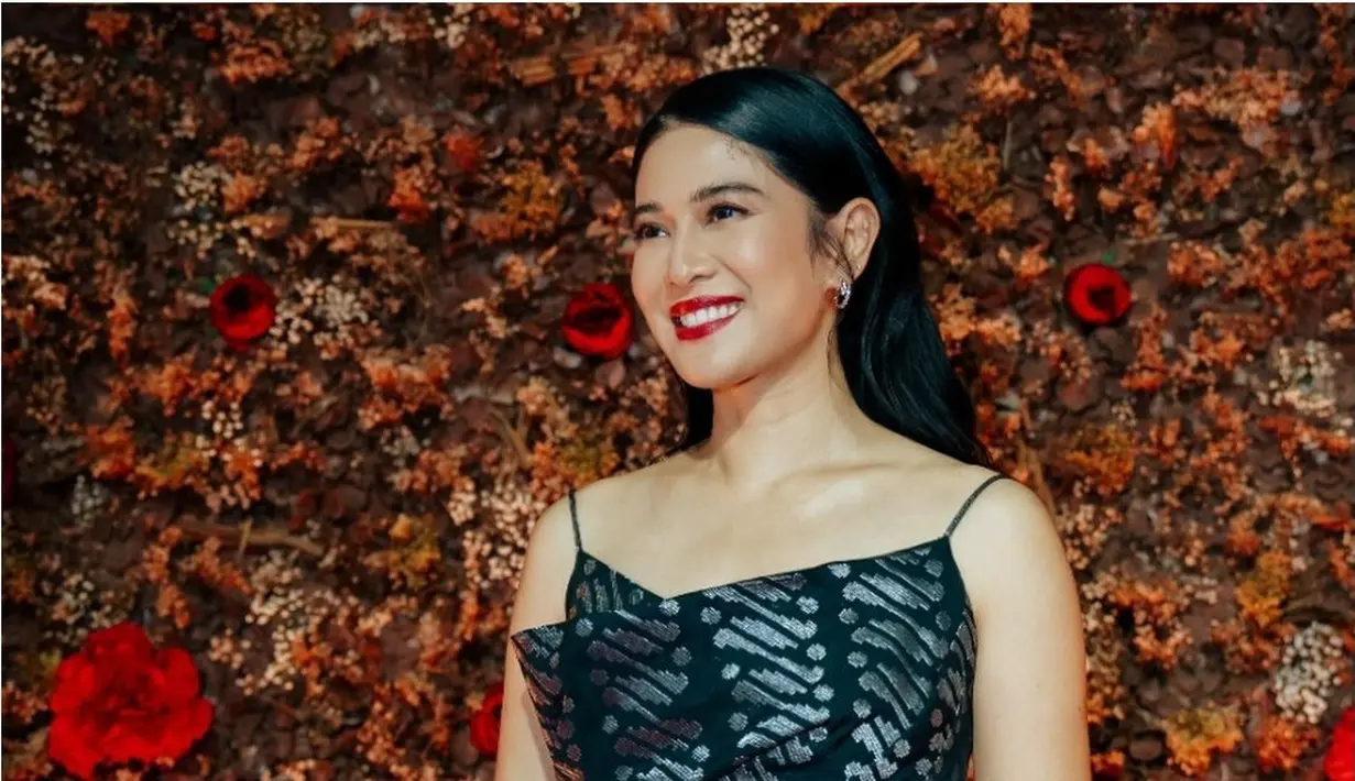 Dian Sastrowardoyo tampil memukau dengan riasan wajah yang glowing dan pulasan lipstik merah. [Foto: Instagram/therealdisastr]