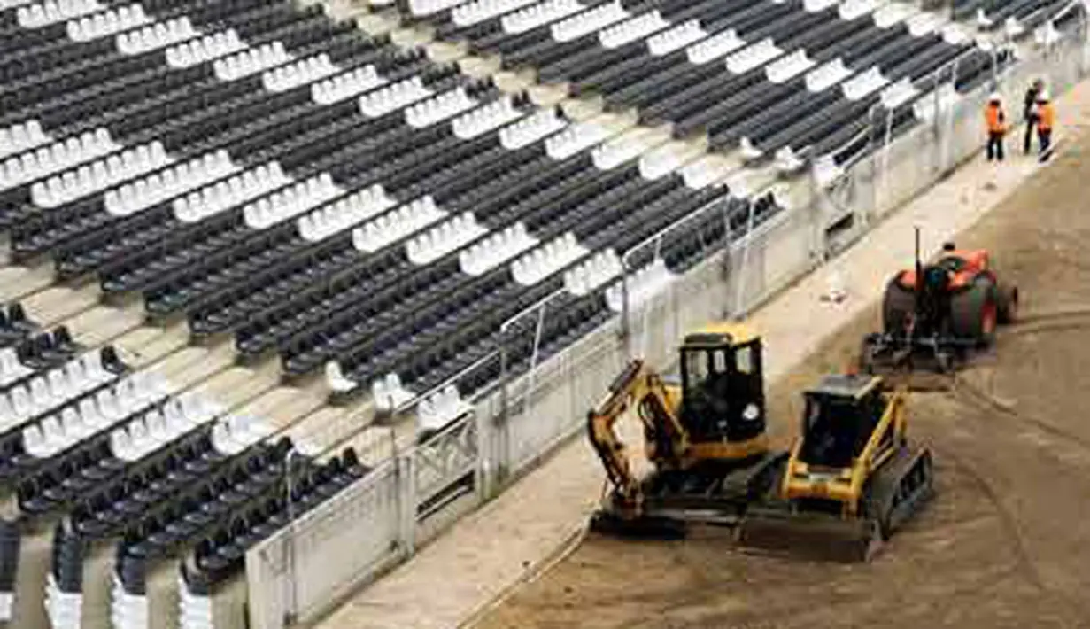 Para pekerja tampak tengah bekerja di lapangan Mbombela Stadium di Nelspruit, Afsel. Stadion Mbombela jadi salah satu dari 10 stadion yang akan dipakai di PD 2010. AFP PHOTO / STEPHANE DE SAKUTIN 