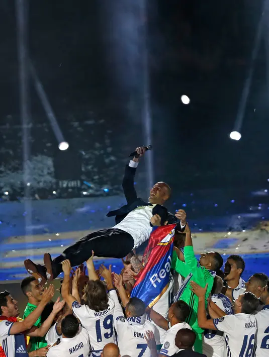 Pelatih Real Madrid, Zinedine Zidane bersama para pemain melakukan selebrasi merayakan keberhasilan meraih gelar ke-12 Liga Champions di stadion Santiago Bernabeu, Madrid, Spanyol (4/6). (AP Photo/Francisco Seco)