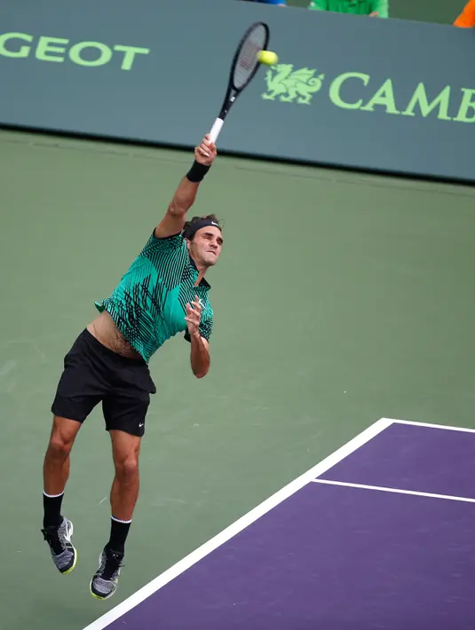 Aksi Roger Federer mengembalikan bola Rafael Nadal pada final Miami Terbuka di Crandon Park, Florida (2/4). Bagi Federer, ini adalah titel ketiganya di Miami atau yang pertama dalam 11 tahun usai memenanginya di 2005 dan 2006. (AP Photo/Wilfredo Lee)
